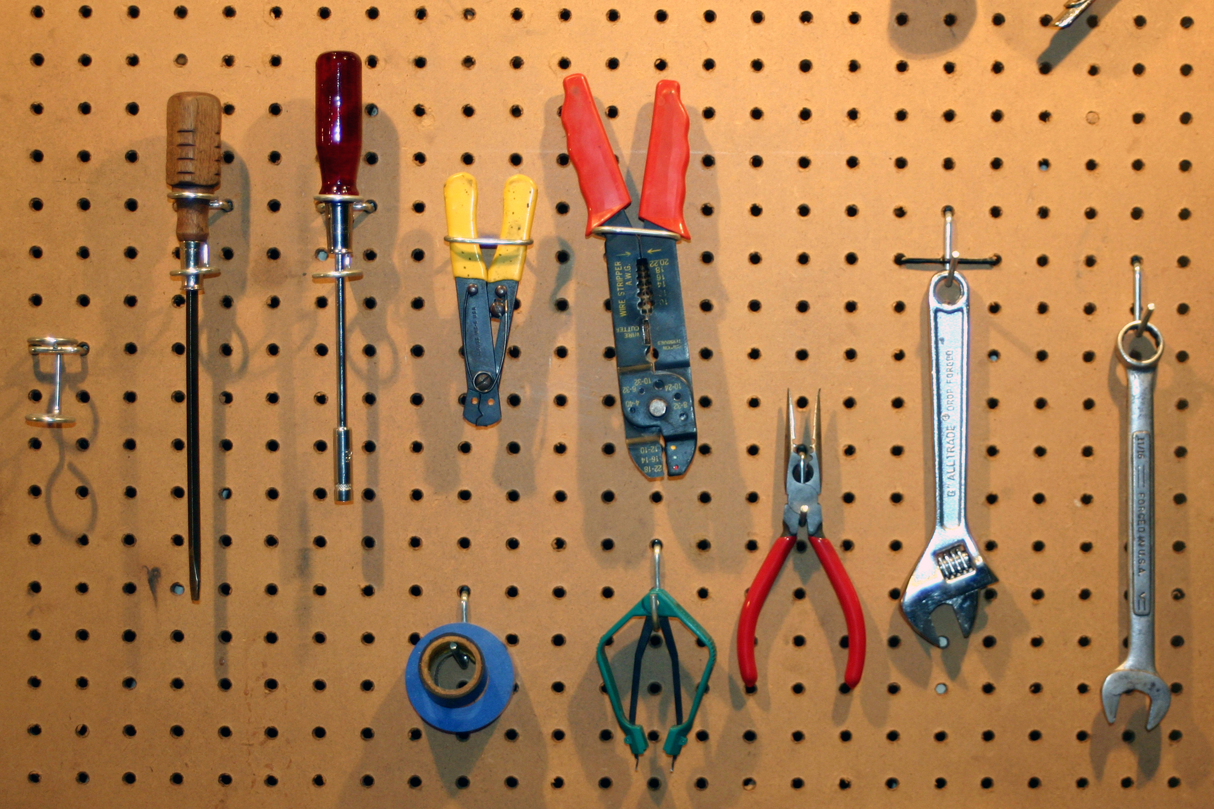 Tools 2.12. Сапожный инструмент. Инструменты для ремонта квартиры. Пегбоард инструменты. Инструмент хранить.